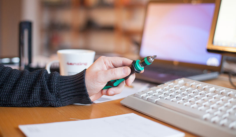 Schraubendreher und Tastatur