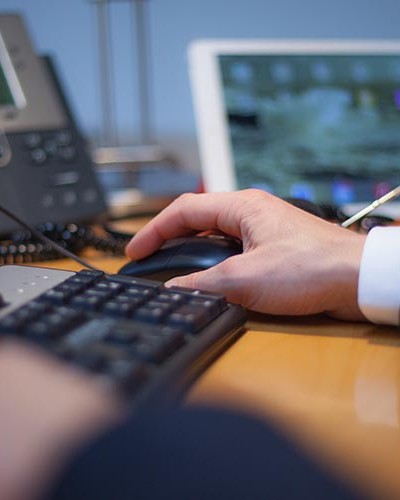 tenzing Monitoring IT Arbeiten am Schreibtisch