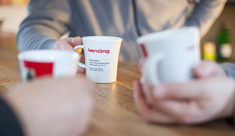 tenzing Kaffeetassen bei einer Besprechung